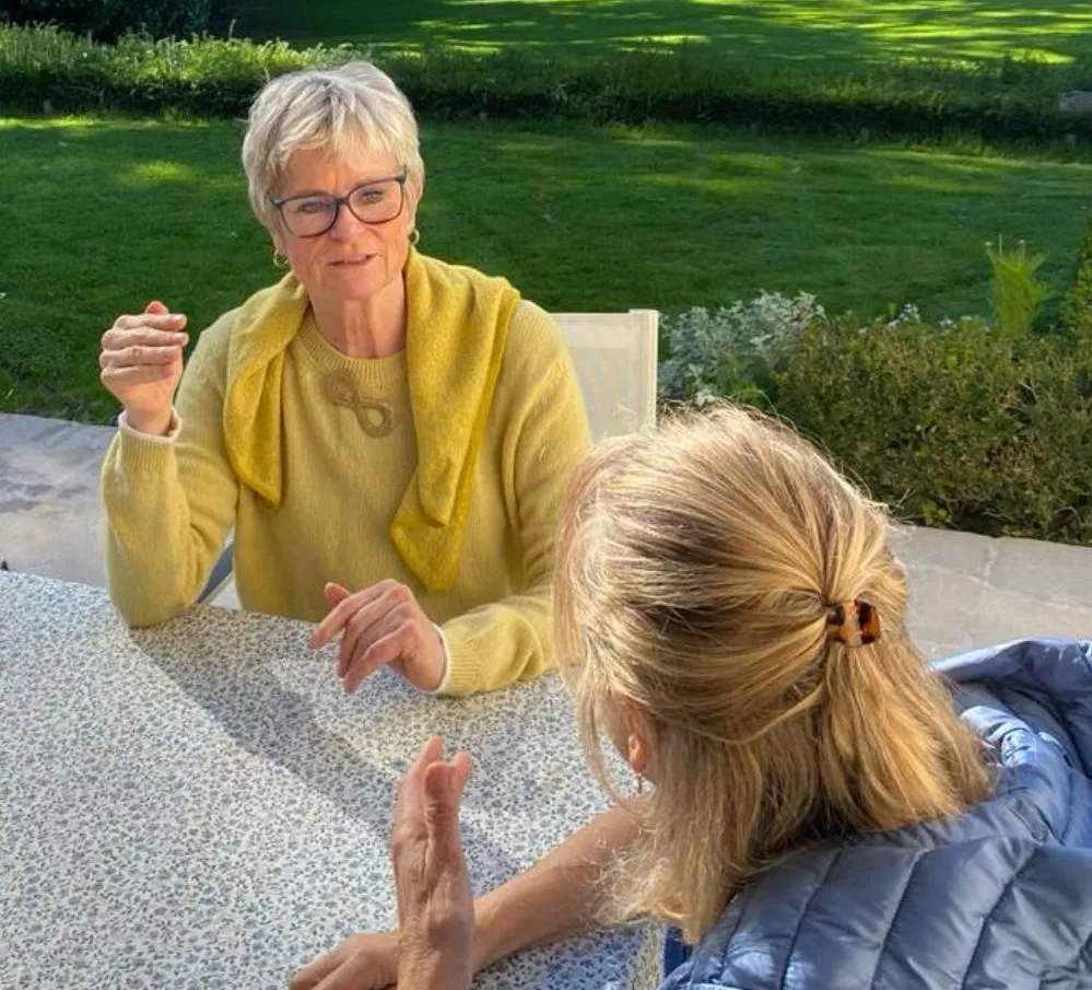Bettina im persönlichen Beratungsgespräch